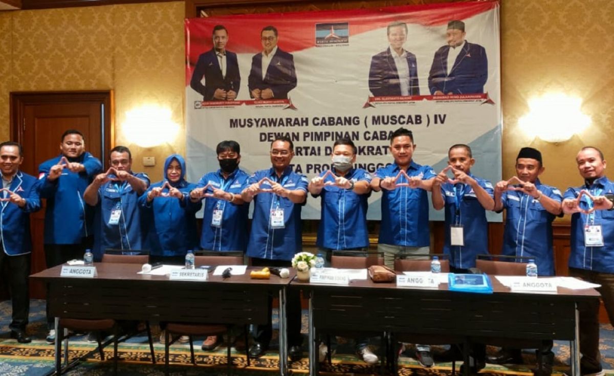 Heru Istiadi (tengah) tepilih aklamasi dalam Muscab Demokrat se-Jawa Timur di Surabaya. (Foto: Demokrat Kota Probolinggo for jatimnow.com)