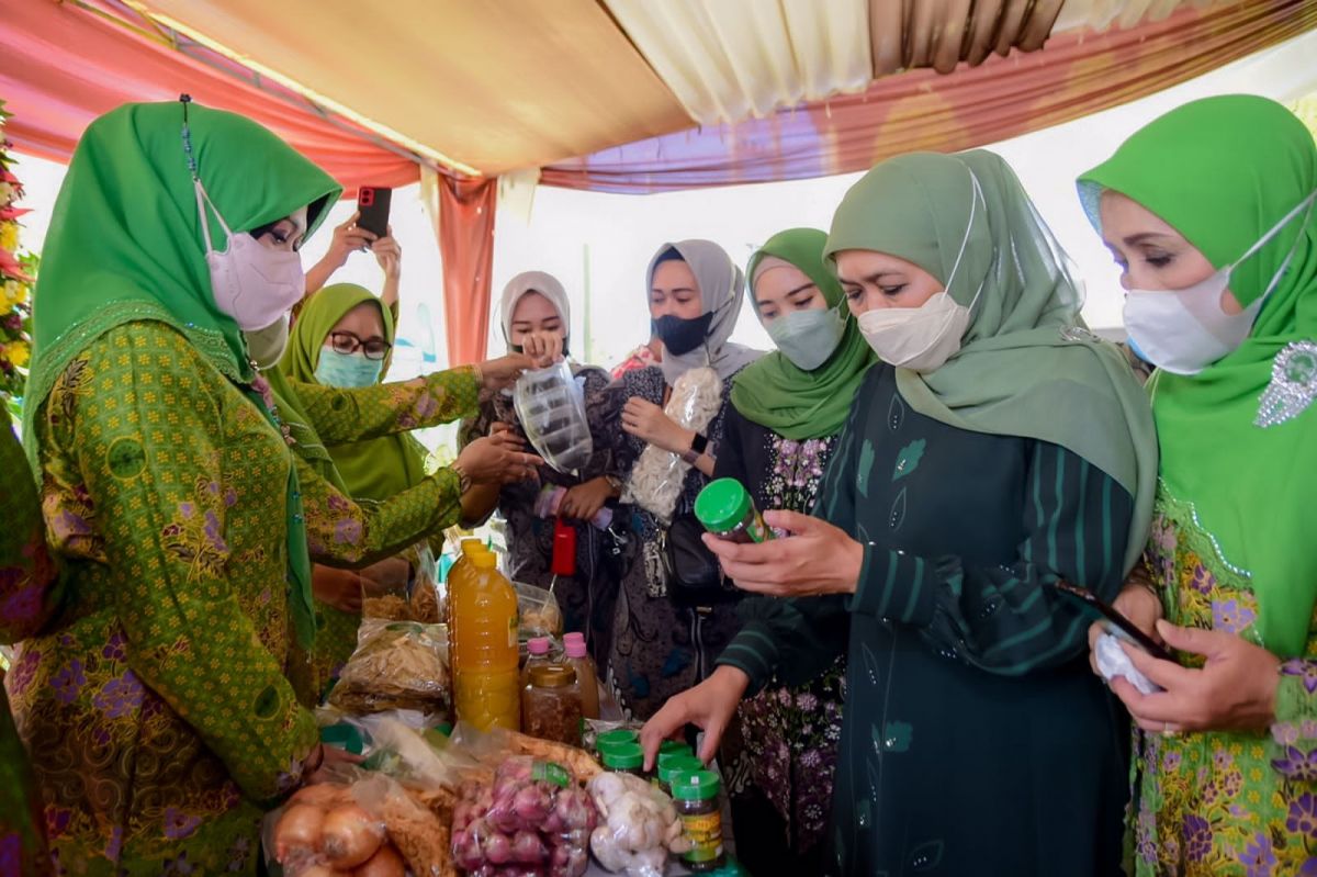Gubernur Khofifah melihat-lihat produk UMKM Ibu-ibu Muslimat NU. (Foto: Humas Pemprov Jatim/jatimnow.com)