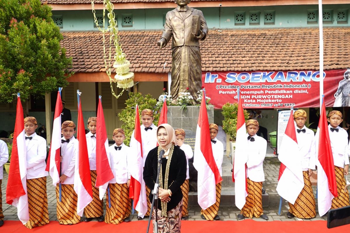 Wali Kota Mojokerto Ika Puspitasari saat menyampaikan sambutan di sekolah Soekarno. (Foto: Vandi for jatimnow.com)