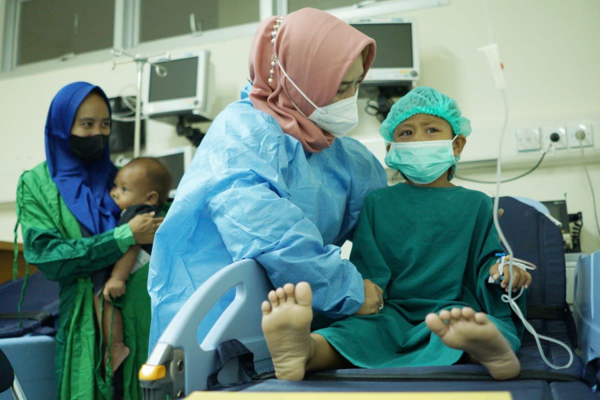 Wali Kota Mojokerto Ika Puspitasari saat meninjau operasi bibir sumbing dan katarak. (Foto: Bejo for jatimnow.com)
