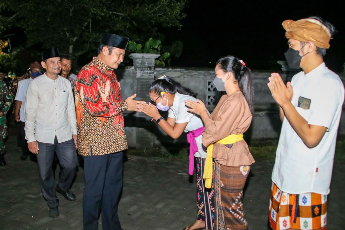 Yuhronur Efendi saat merayakan hari lahir Pancasila di Desa Balun, Kecamatan Turi, Lamongan. (Foto: Humas Pemkab Lamongan for jatimnow.com)