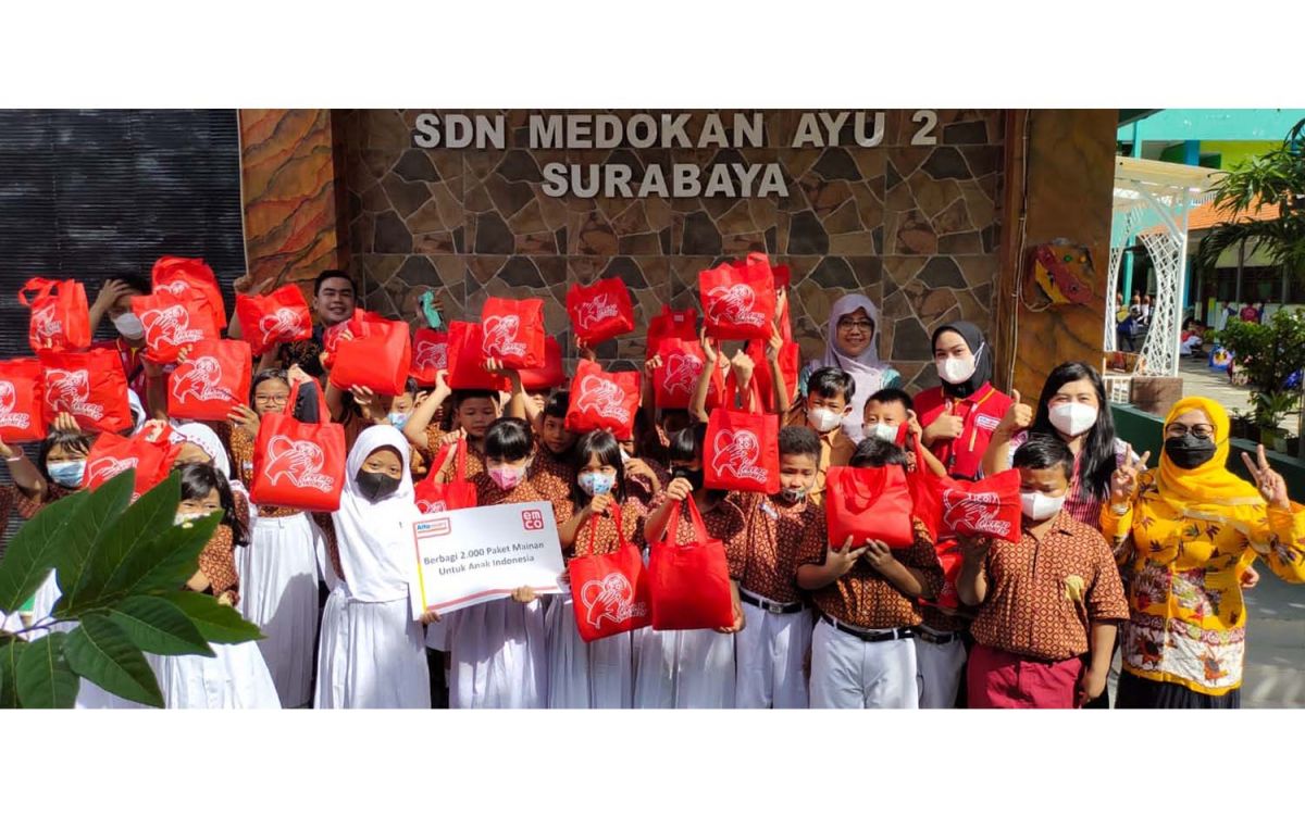 Bantuan 2000 paket mainan dari Alfamart dan EMCO Toys untuk anak Indonesia