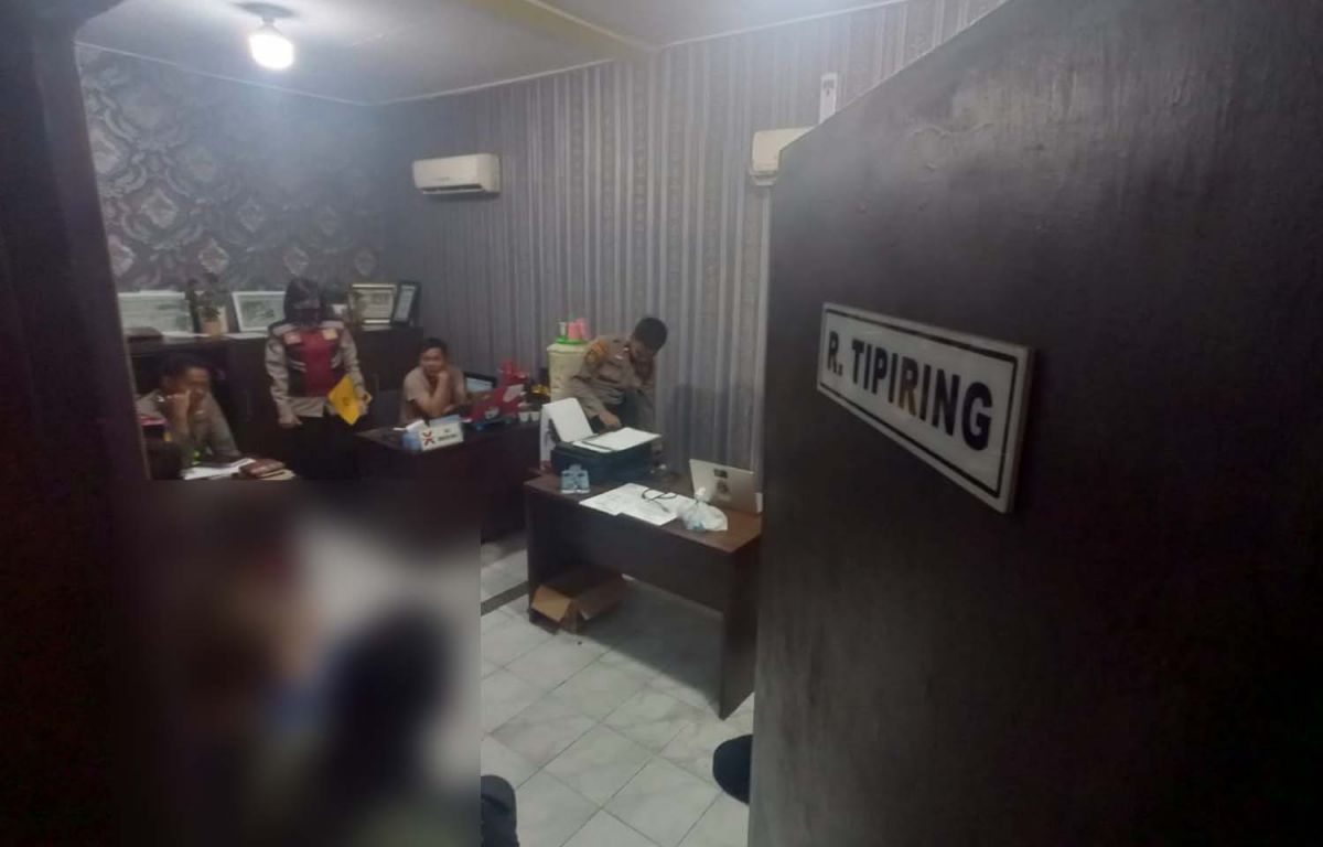 Tiga pasangan bukan suami istri yang terjaring razia menjalani pemeriksaan di Polres Mojokerto Kota (Foto: Nor for jatimnow.com)