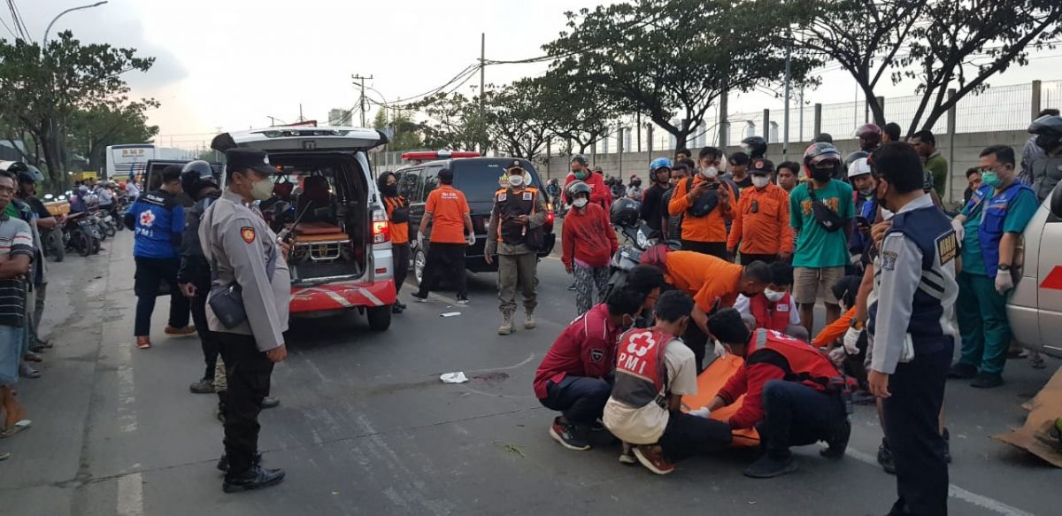 Proses evakausi pasutri tewas tertabrak bus di Tambak Osowilangun, Surabaya.(Foto: Command Center 112)