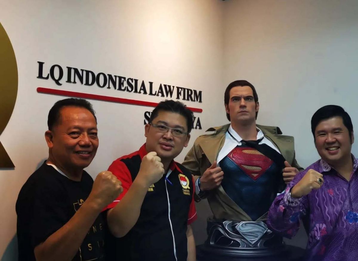 Patung superhero superman yang dipasang di Kantor LQ Indonesia Lawfirm Surabaya (Foto: LQ Indonesia Lawfirm Surabaya/jatimnow.com)