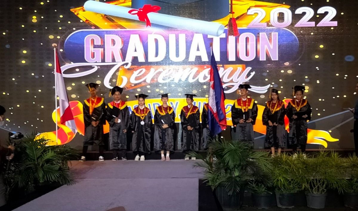 Graduate ceremony, pelepasan pelajar asal Kamboja di SPI. (Foto: Galih Rakasiwi/jatimnow.com)