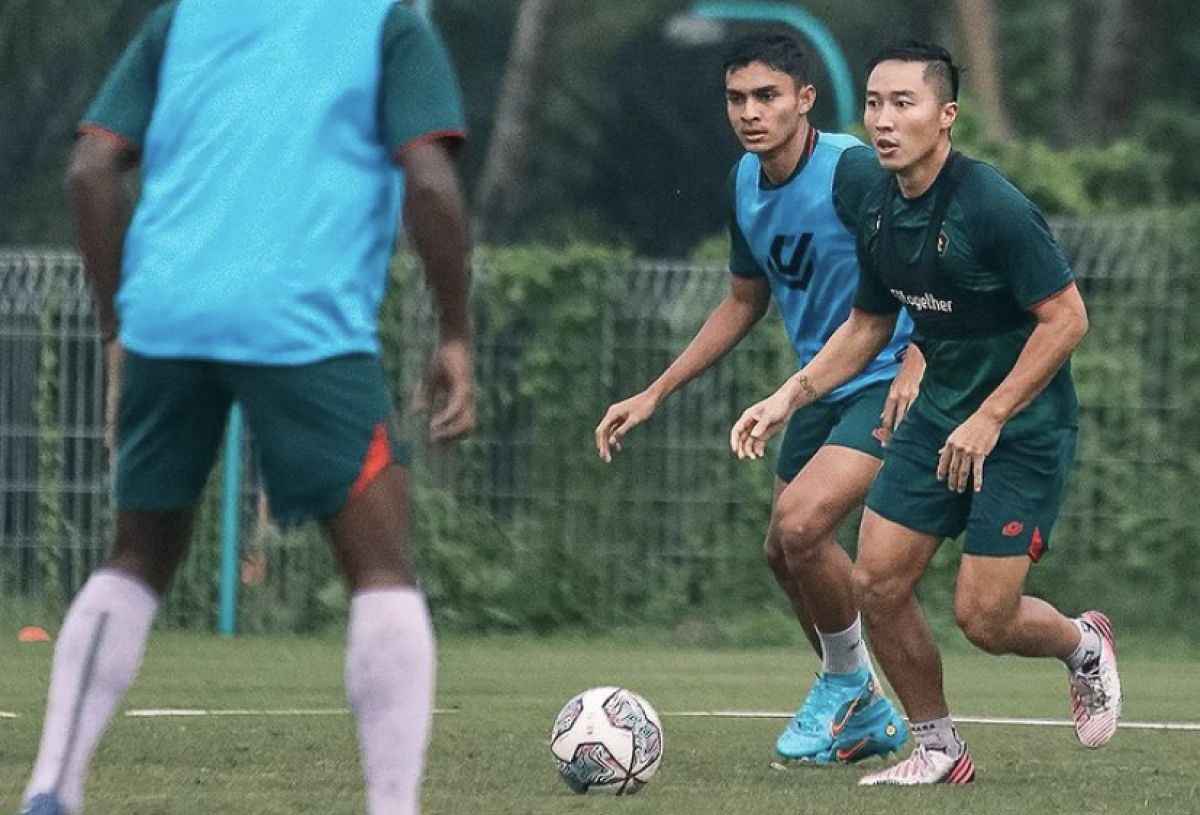 Pemain Persik Kediri Arthur Irawan dan M Ridwan berebut bola dalam persiapan laga terakhir menghadapi PSM Makassar.(Foto : Instagram Persik Kediri/Jatimnow.com)