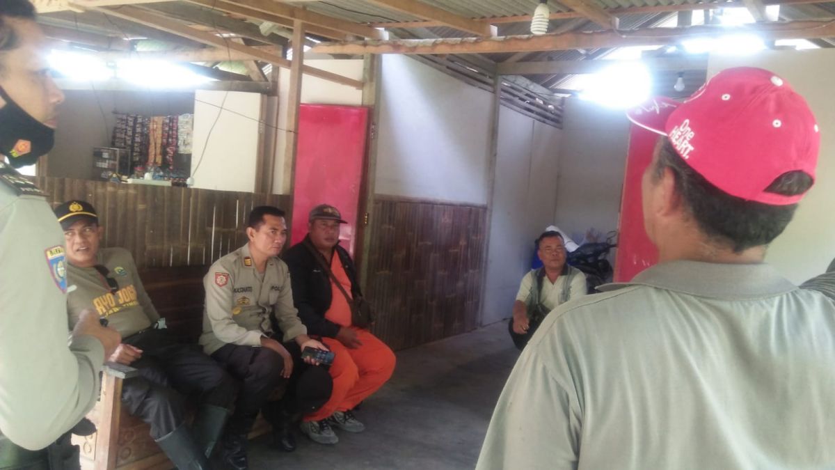 Polisi melakukan koordinasi terkait laporan pemancing yang hilang. (Foto: Humas Polres Tulungagung/jatimnow.com)