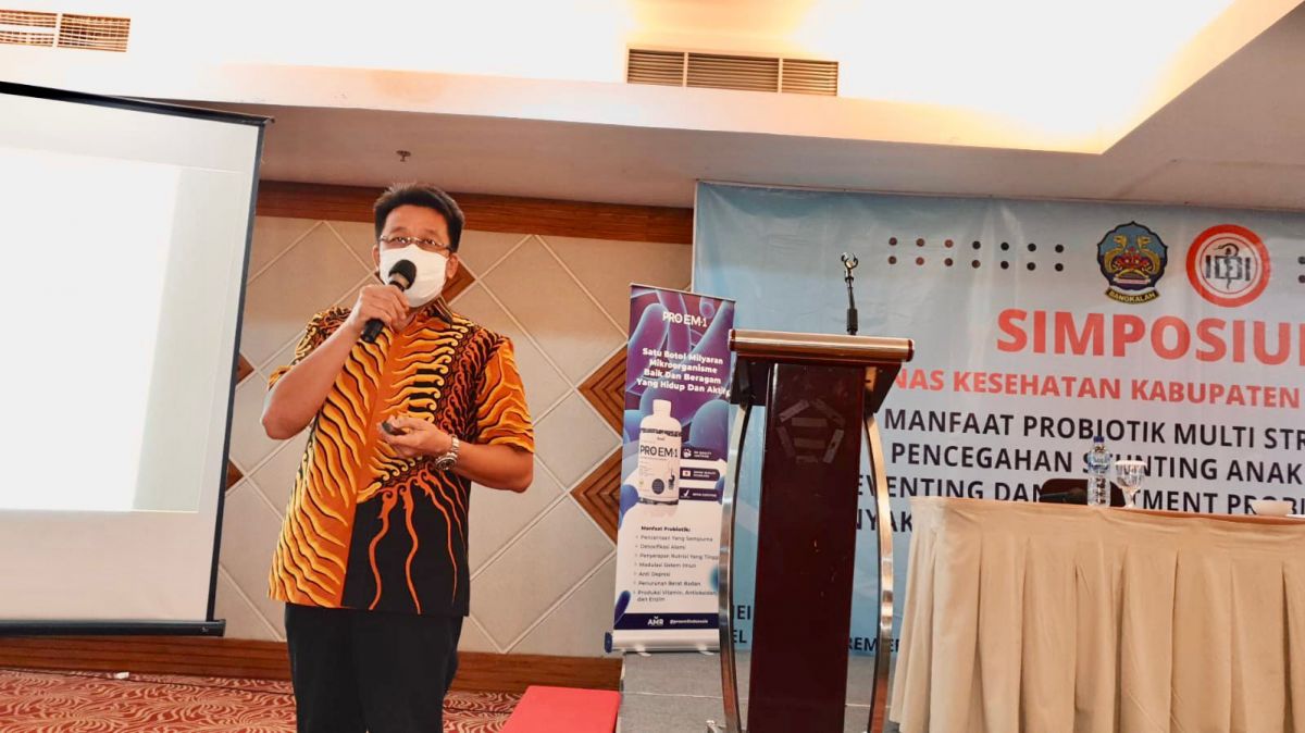 Direktur PT AMA, Apt Ge Recta Geson saat menjadi pembicara dalam simposium yang digelar Dinas Kesehatan Kabupaten Bangkalan di Surabaya (Foto-foto: PT AMA)