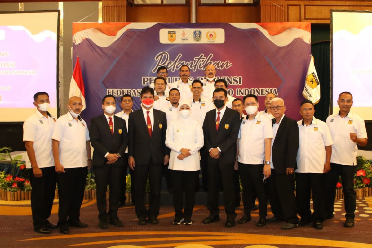 Gubernur Khofifah bersama Pengprov Karate (FORKI) Jawa Timur.