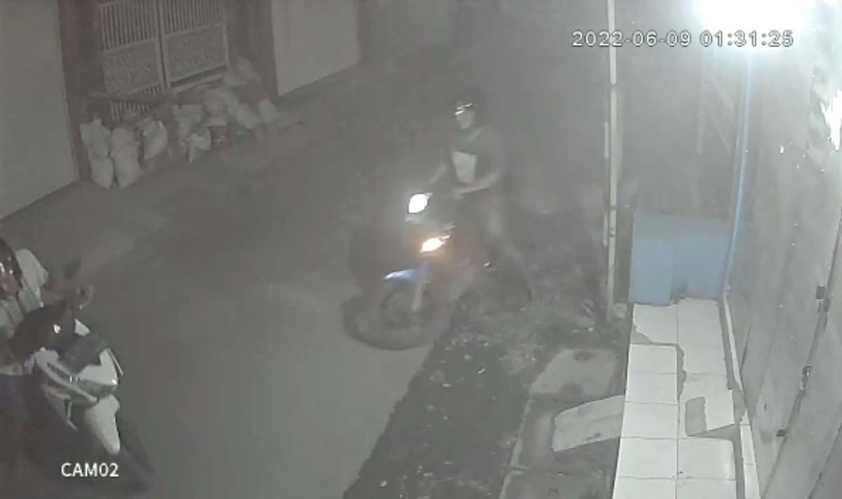Pencurian motor di Pasuruan (Foto: Tangkapan layar video CCTV)