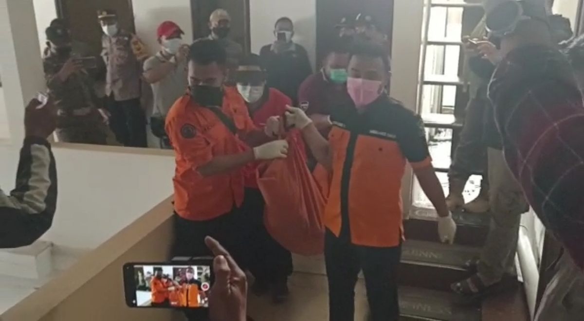 Petugas mengevakuasi jenazah dari dalam kamar hotel di Surabaya. (Foto: Farizal Tito/jatimnow.com)