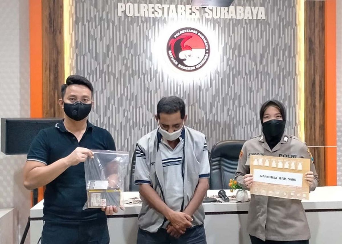 Pengedar narkoba diamankan di Mapolrestabes Surabaya (Foto: Satresnarkoba Polrestabes Surabaya)