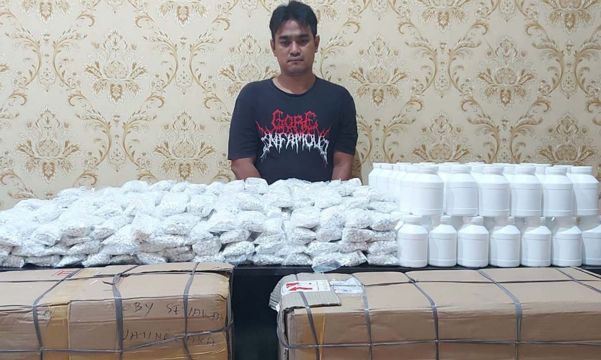 Pengedar dan barang bukti ratusan ribu butir pil koplo diamankan di Mapolres Pasuruan (Foto: Humas Polres Pasuruan)