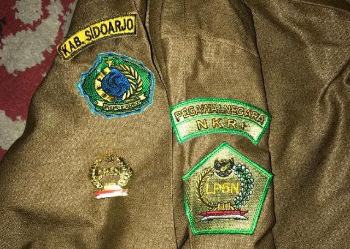 Seragam yang diberikan pelaku diduga penipuan rekrutmen ASN di Sidoarjo. (Foto: Zainul Fajar/jatimnow.com)