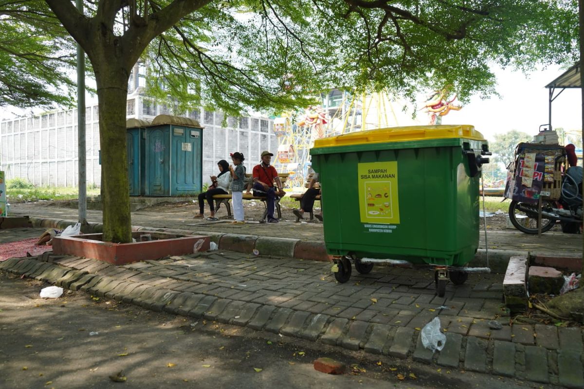Sampah yang berserakan di SLG meski sarana tempat sampah sudah tersedia.