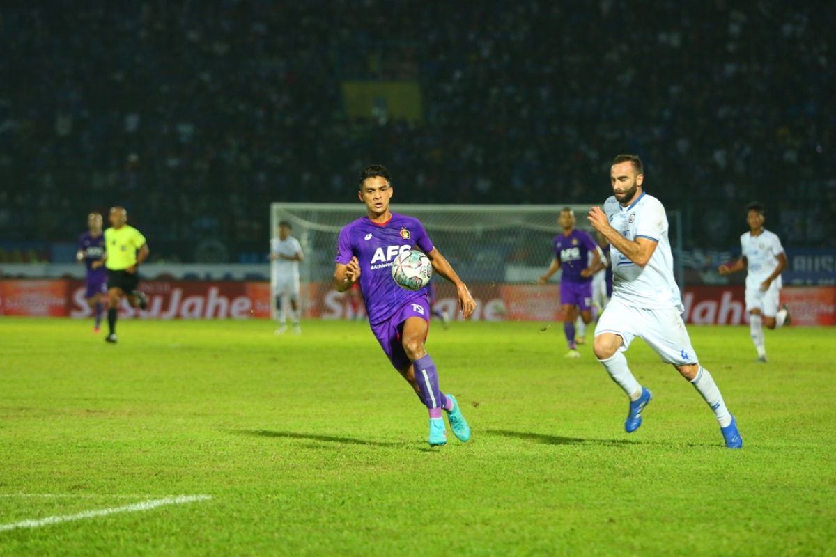 Pemain Persik Kediri berduel dengan pemain Arema FC.(Foto: Media Officer Persik Kediri/Jatimnow.com)