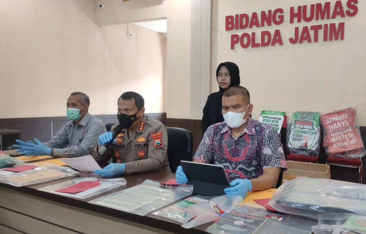 Polda Jatim menetapkan Ketua Khilafatul Muslimin Surabaya Raya jadi tersangka. (Foto: Zain Ahmad/jatimnow.com)