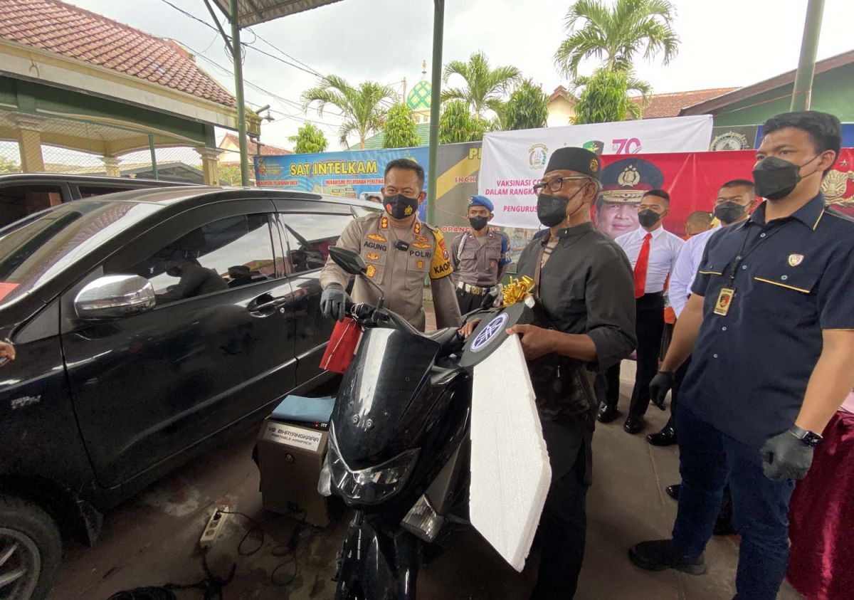 Kapolres Kediri AKBP Agung mengembalikan motor milik Supangat yang dicuri para pelaku (Foto: Yanuar Dedy/jatimnow.com)