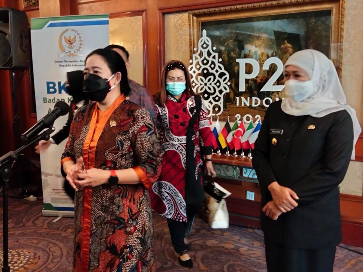 Ketua DPR RI Puan Maharani saat bertemu dengan sejumlah elemen masyarakat di Surabaya. (Foto: PDI Perjuangan for jatimnow.com)