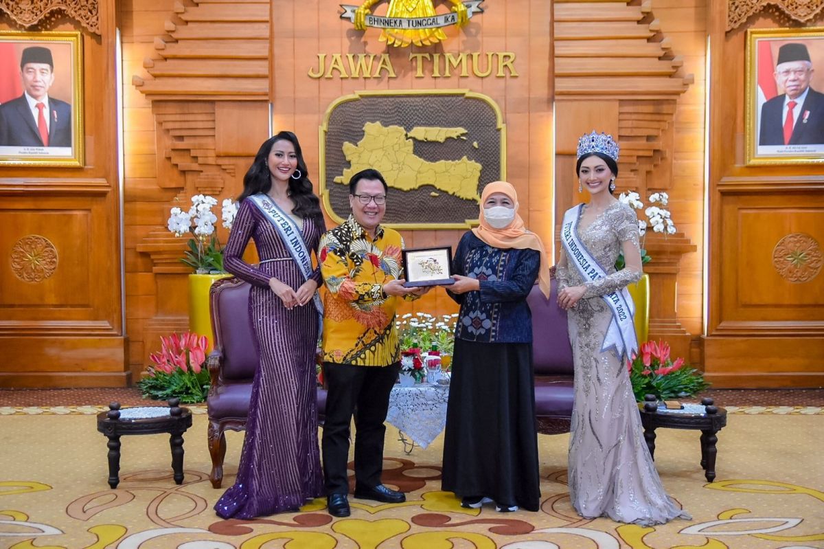 Gubernur Khofifah bersama Ketua Bidang Komunikasi Yayasan Puteri Indonesia Mega Angkasa.