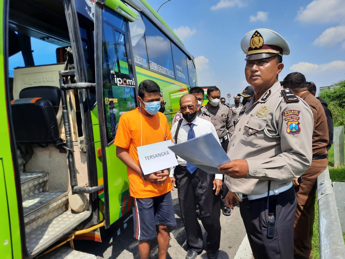 Tersangka kecelakaan bus PO Ardiansyah di Tol Surabaya-Mojokerto saat mengikuti gelaran rekonstruksi. (Foto: Achmad Supriyadi/jatimnow.com)