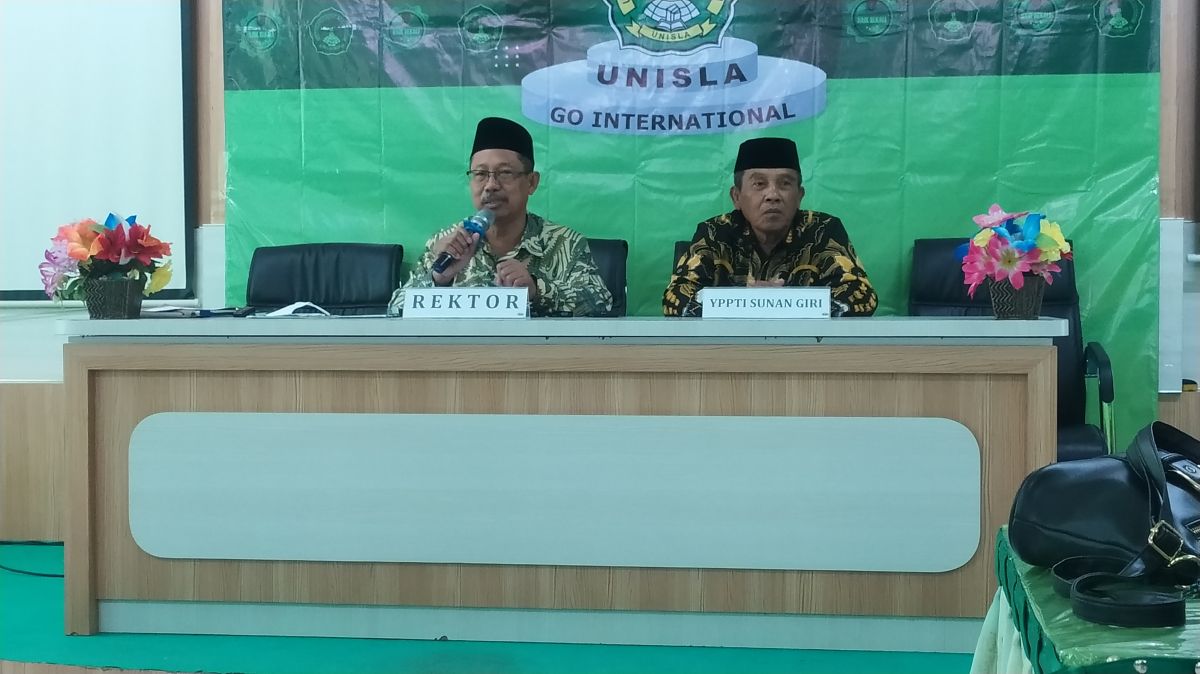 Rektor Unisla Prof Bambang Eko Muljono dan Ketua YPPTI Sunan Giri Ir. Wardoyo saat menjelaskan akomodasi dosen menempuh S3. (Foto: Adyad Ammy Iffansah/jatimnow.com)