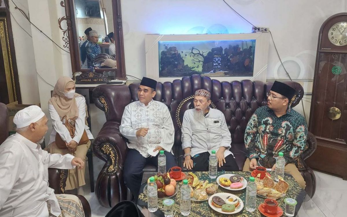 Sekjen DPP Gerindra Ahmad Muzani (tiga dari kiri) dan Ketua DPD Gerindra Jatim Anwar Sadad (dua dari kanan) saat safari politik di Ponpes Sidogiri, Pasuruan (Foto: Ni'am Kurniawan/jatimnow.com)
