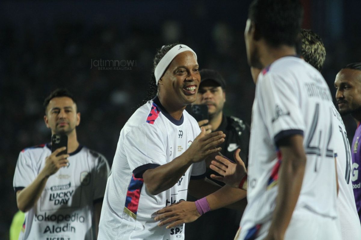 Ronaldinho saat menyalami para pemain.(Foto: Sahlul Fahmi)
