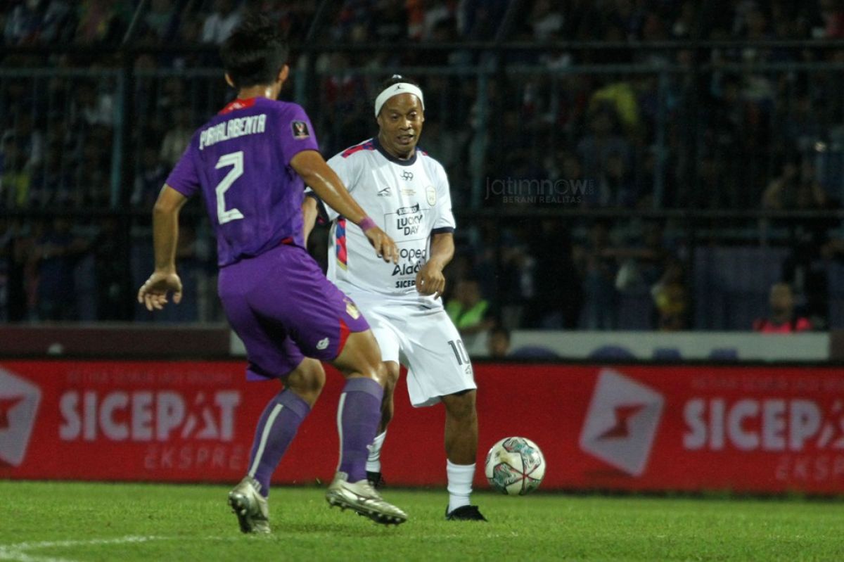 Ronaldinho mencoba melewati pemain Persik.(Foto: Sahlul Fahmi)