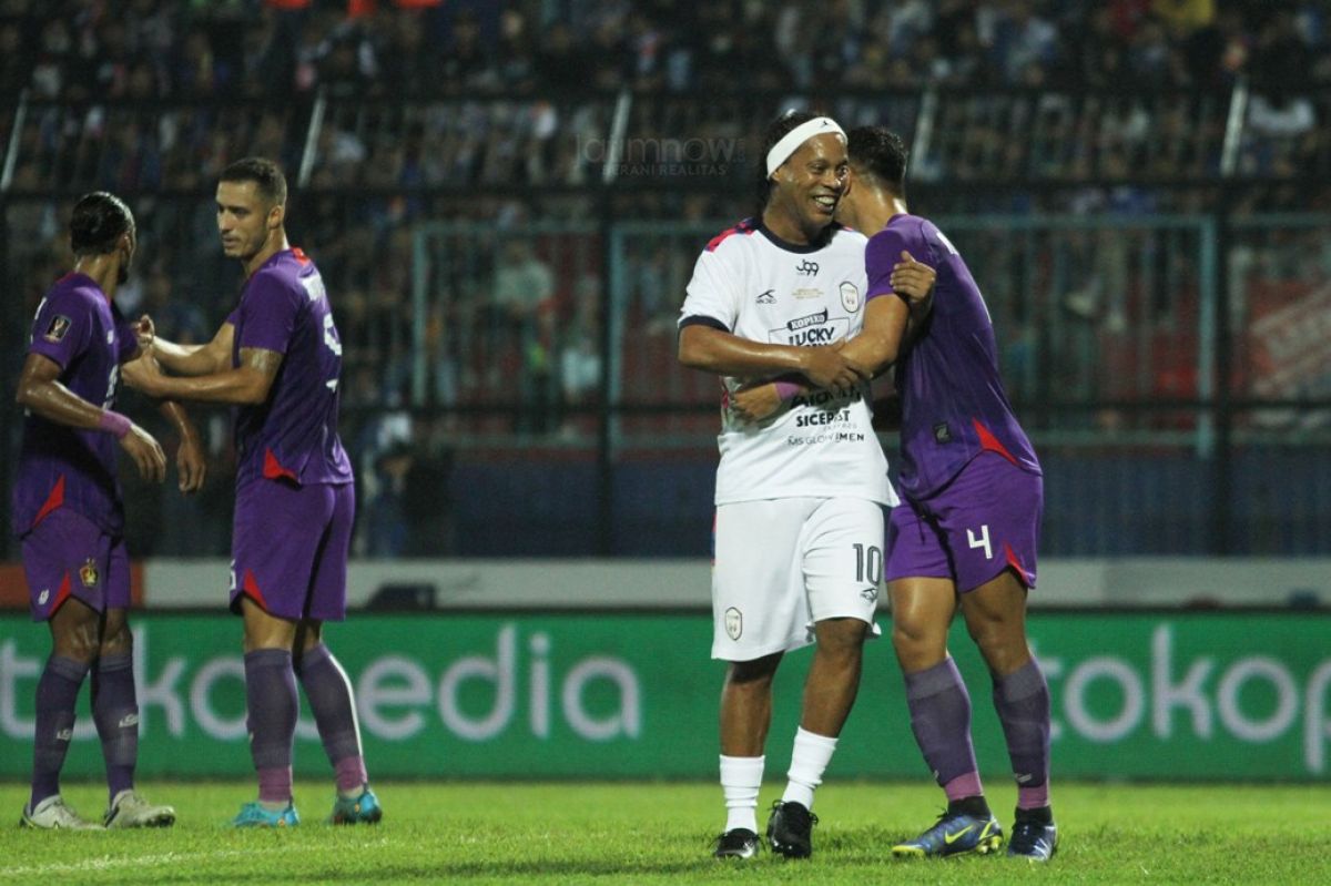 Ronaldinho mendapat penjagaan ekstra dari pemain Persik.(Foto: Sahlul Fahmi)