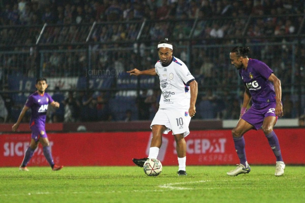 Ronaldinho dihadang defender Persik.(Foto: Sahlul Fahmi)