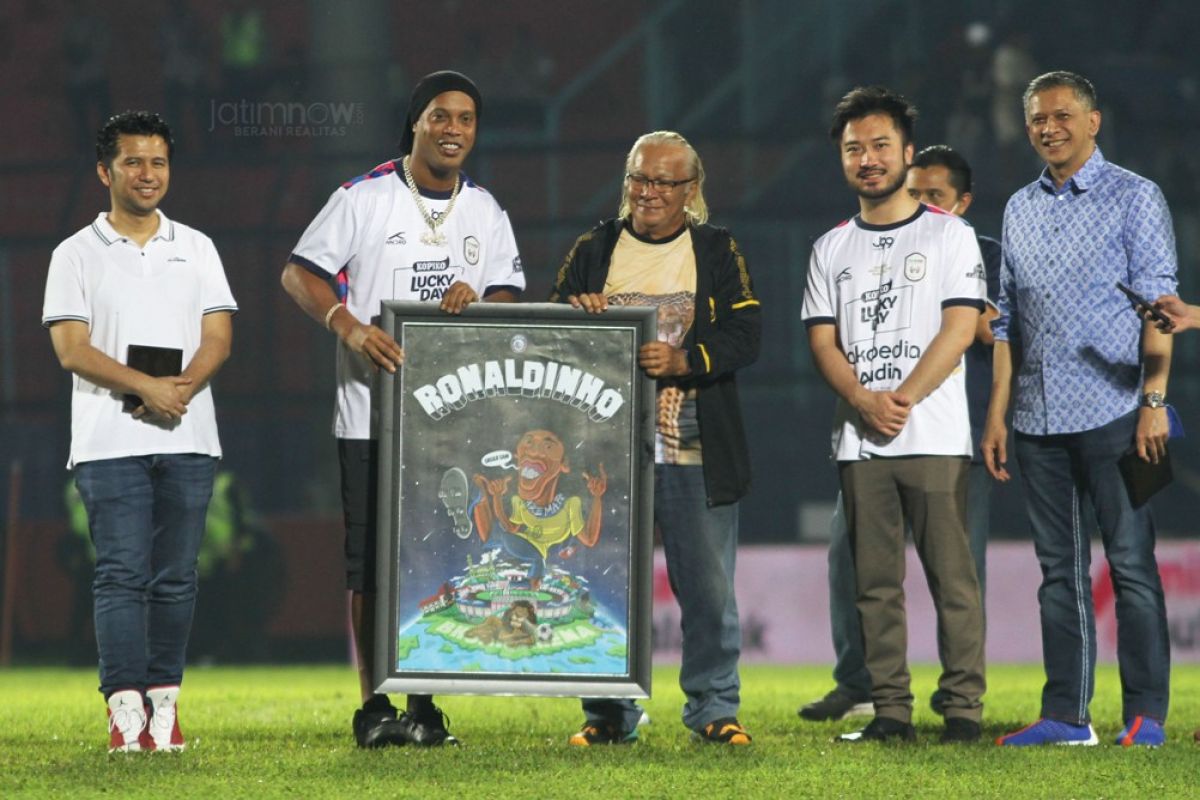 Ronaldinho menerima cenderamata lukisan kartun.(Foto: Sahlul Fahmi)