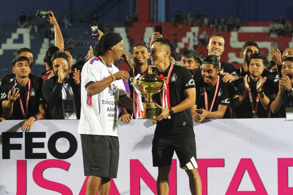 Ronaldinho menyerahkan trophy juara kepada kapten Persik Arthur Irawan.(Foto: Sahlul Fahmi)