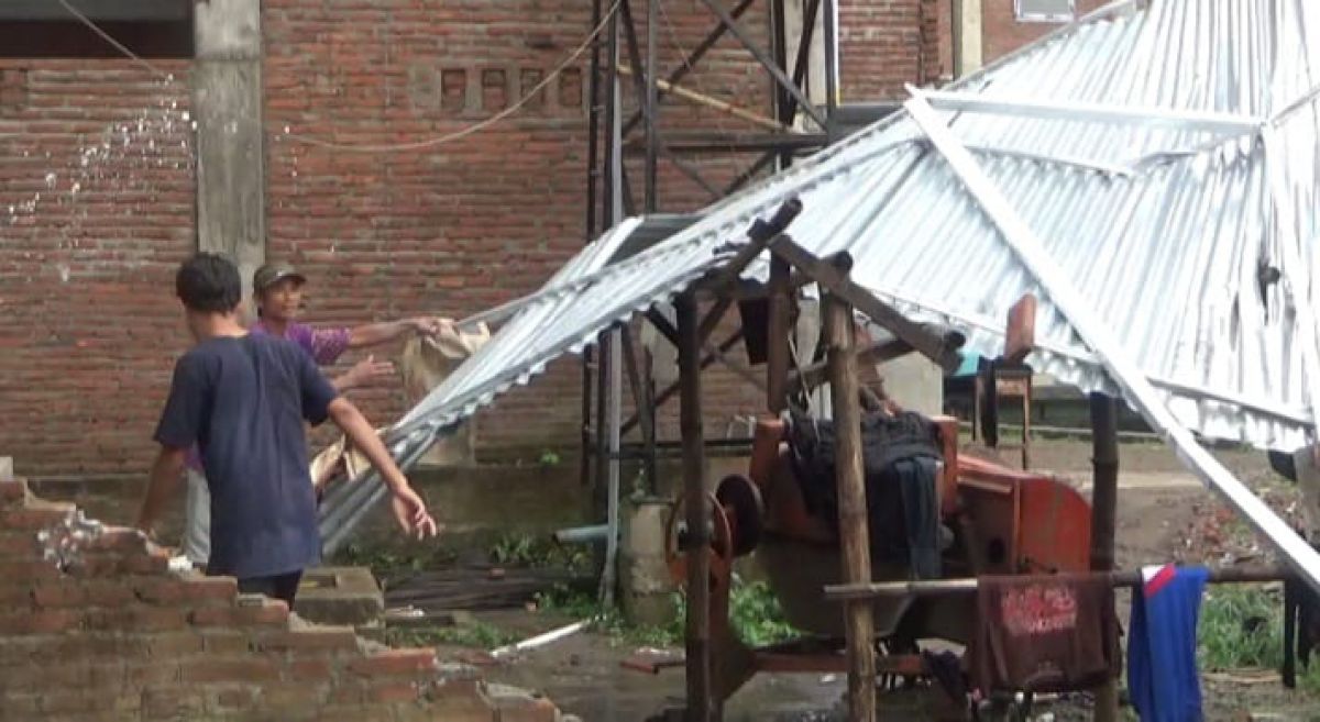 Rumah warga di Desa Ngudirejo, Diwek, Jombang, roboh diterjang puting beliung. (Foto-foto: Elok Aprianto/jatimnow.com)