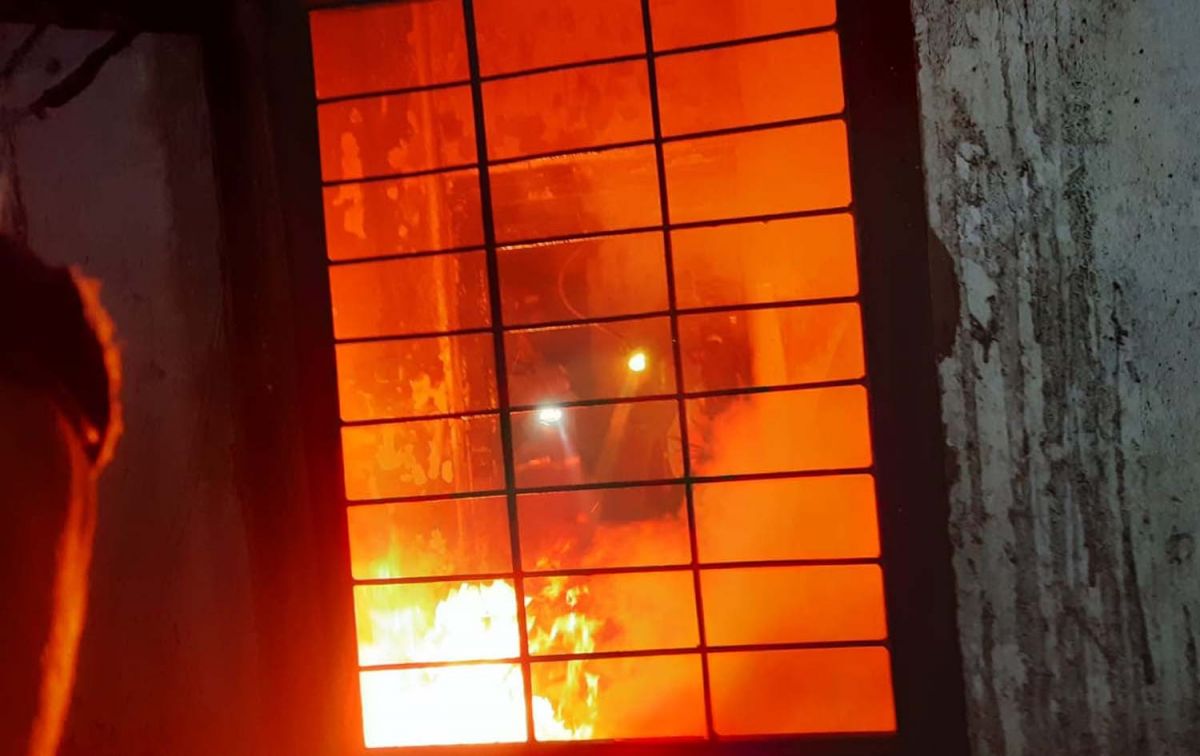 Kobaran api yang berusaha dipadamkan petugas Damkar BPBD Jombang (Foto: BPBD Jombang)