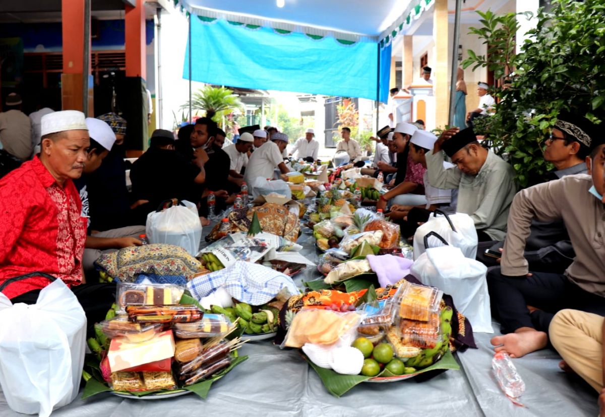 Masyarakat Desa Kembangan melaksanakan tradisi Sedekah Bumi. (Foto: Humas Pemkab for jatimnow.com)