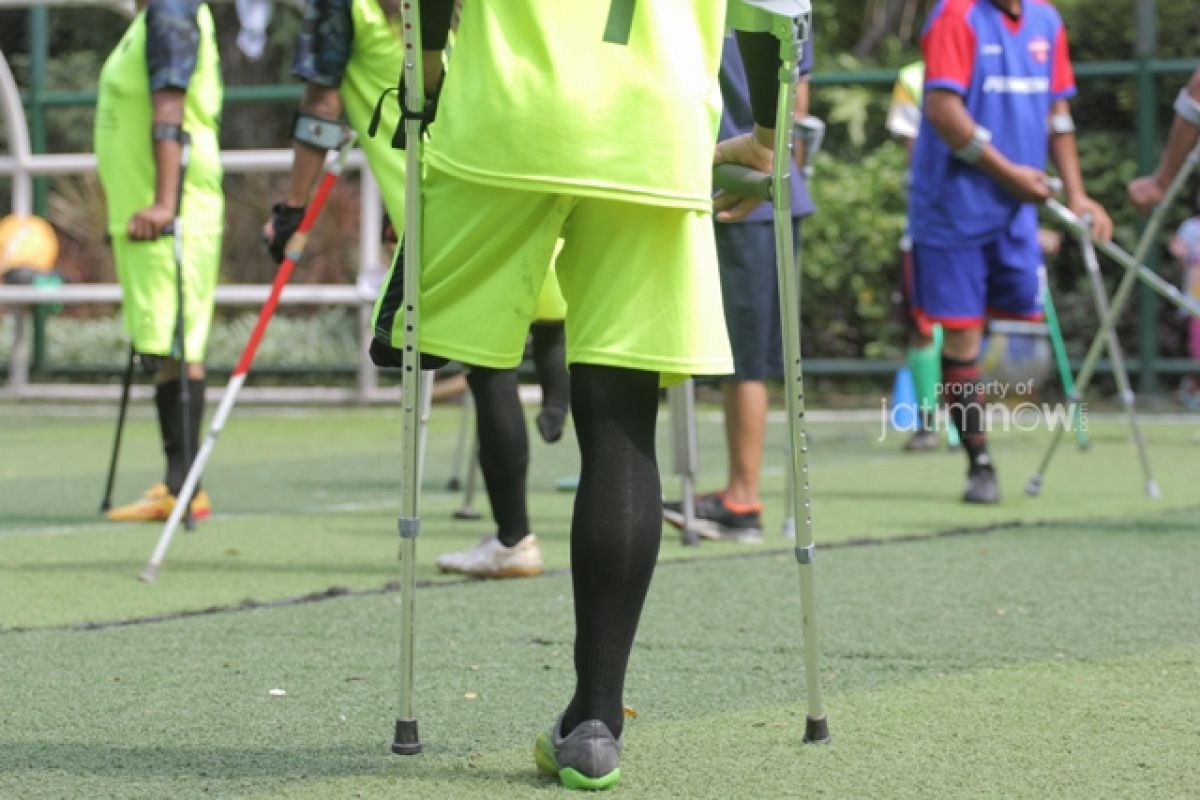 Meski memiliki keterbatasan, pemain PERSAID tampak antusias mengikuti pertandingan persahabatan di Taman Jangkar Jambangan.