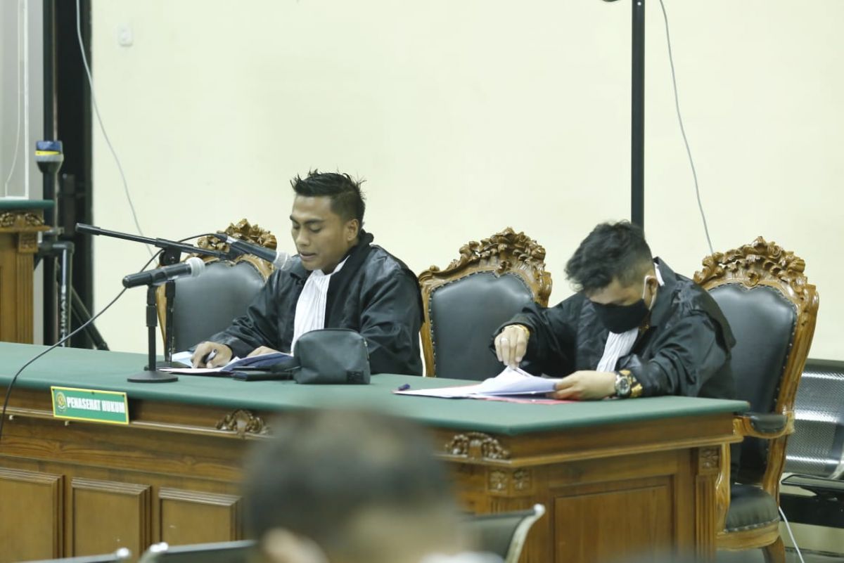 Hakim Itong Isnaeni Hidayat mengajukan eksepsi atas dakwaan jaksa melalui penasihat hukumnya.