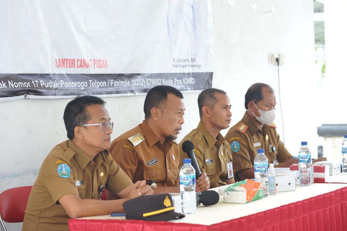 Bupati Sugiri Sancoko bersama Kepala Bappeda, Kepala Dinas Pertanian, Ketahanan Pangan dan Peternakan, serta Kepala Pelaksana BPBD Ponorogo, saat berkantor di Kecamatan Pudak.
