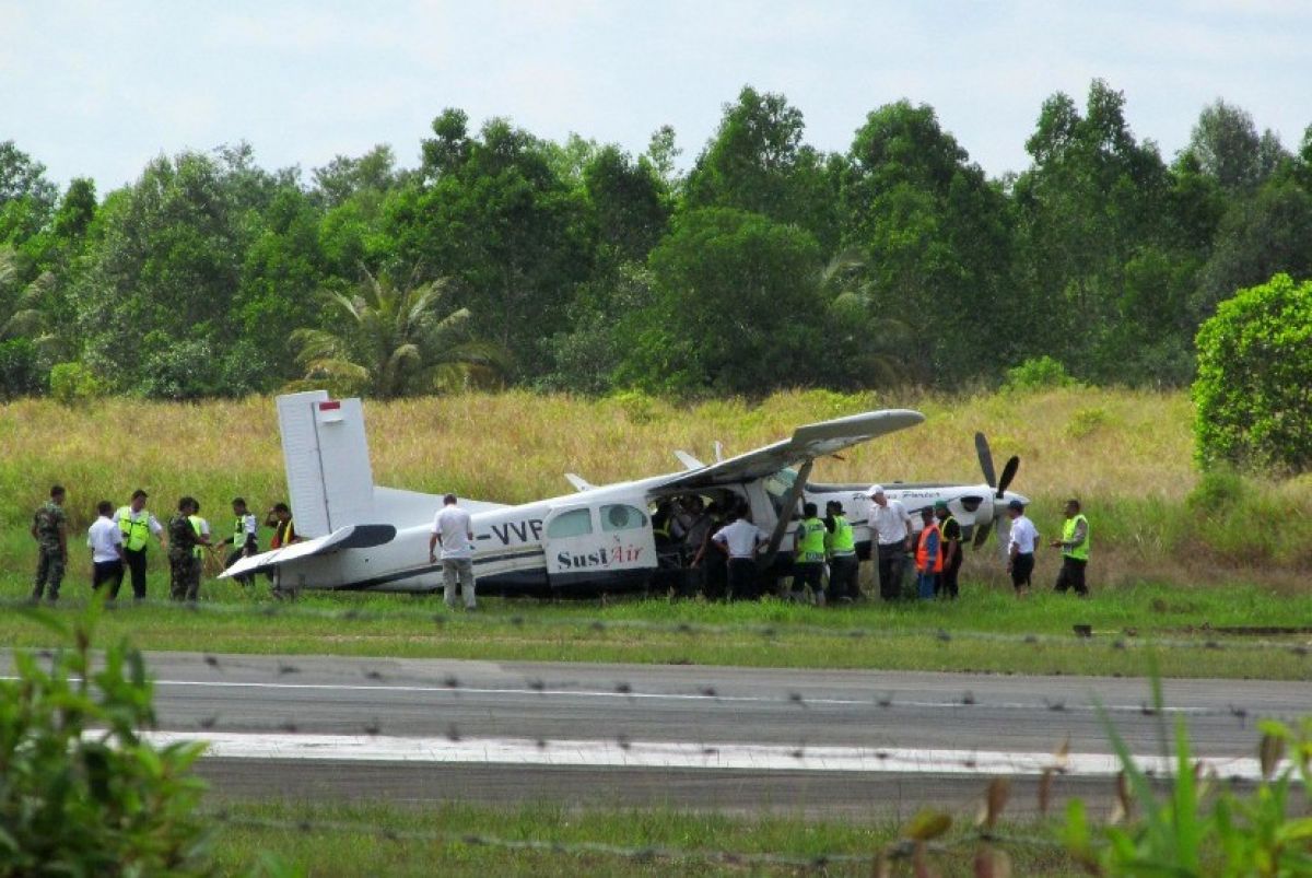 Sebuah pesawat Susi Air jenis PK-VVP tergelincir di sisi kiri landasan bandara Juwata Tarakan, Kalimantan Utara, Rabu (27/01).(Foto: Antara/Fadlansyah via Republika)