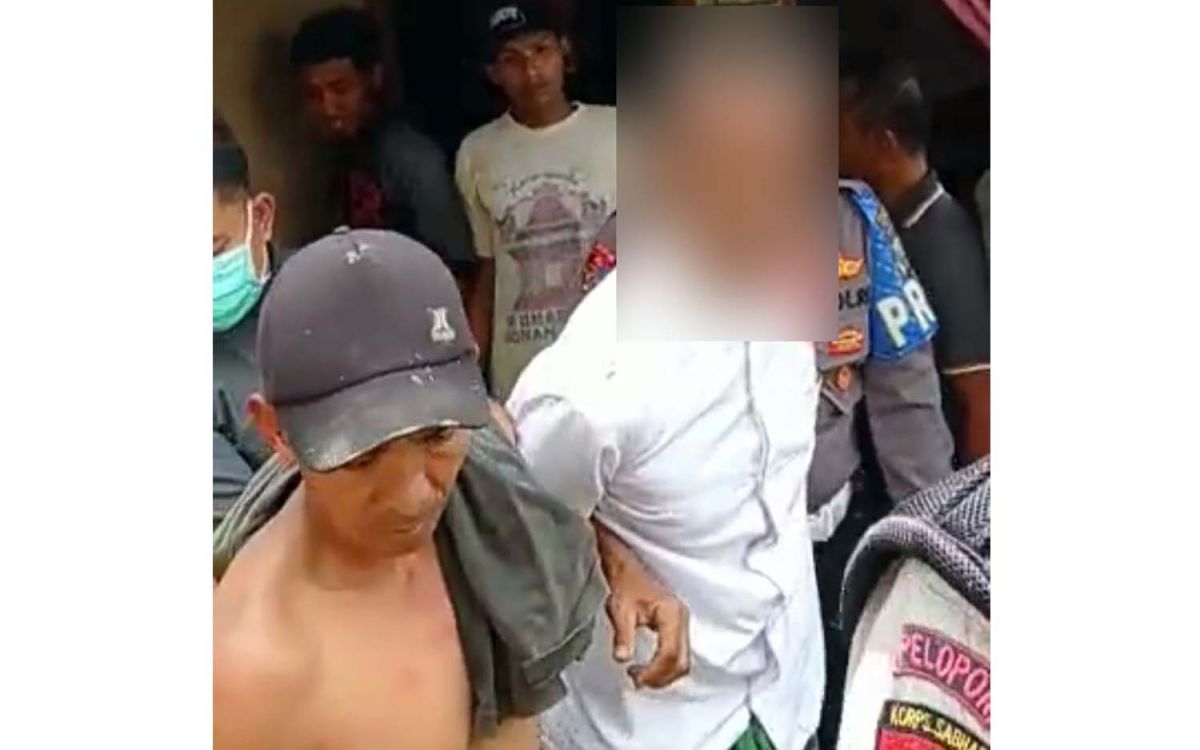 Terduga pelaku pemerkosaan saat dievakuasi polisi dari amukan warga di Pasuruan (Foto: Tangkapan layar video viral)