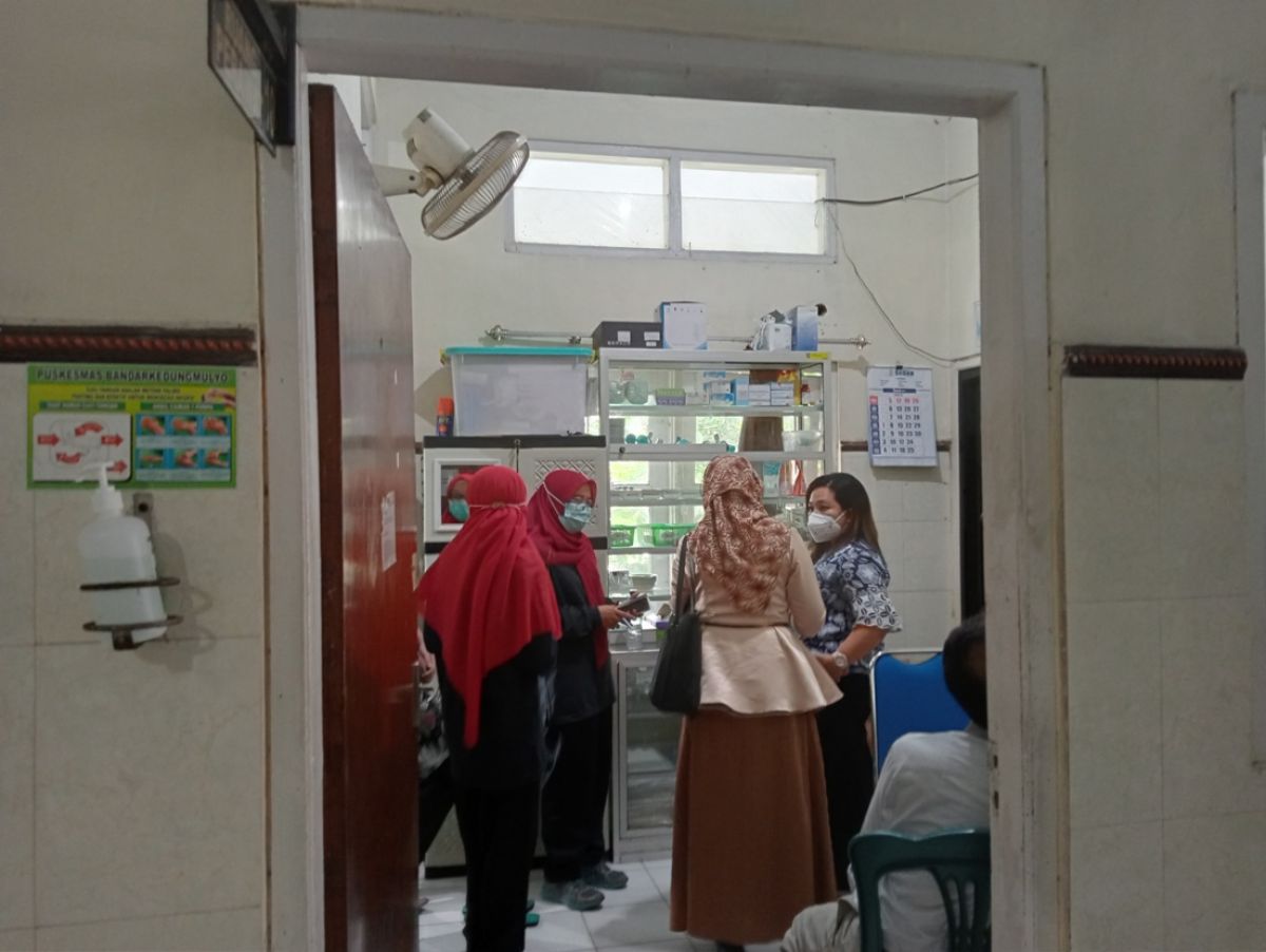 Tim dari Dinas Kesehatan Kabupaten Jombang saat melakukan penelusuran obat kadaluarsa yang diberikan ke pasien balita.(Foto: Elok)