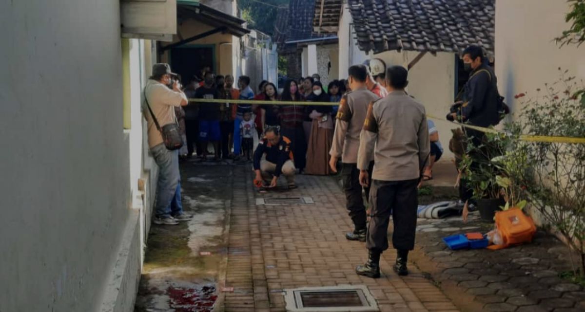Olah TKP dugaan pembunuhan pensiunan pegawai RRI (Foto: Adi for jatimnow.com)