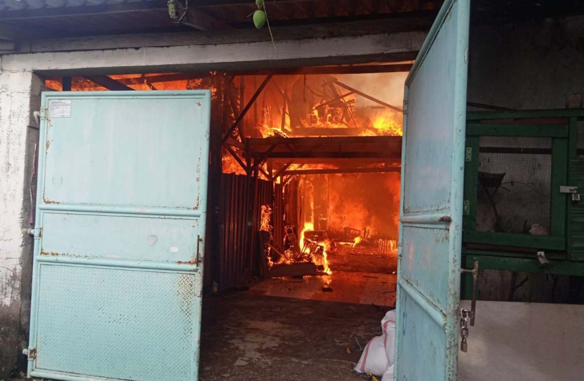 Toko furniture di Surabaya terbakar