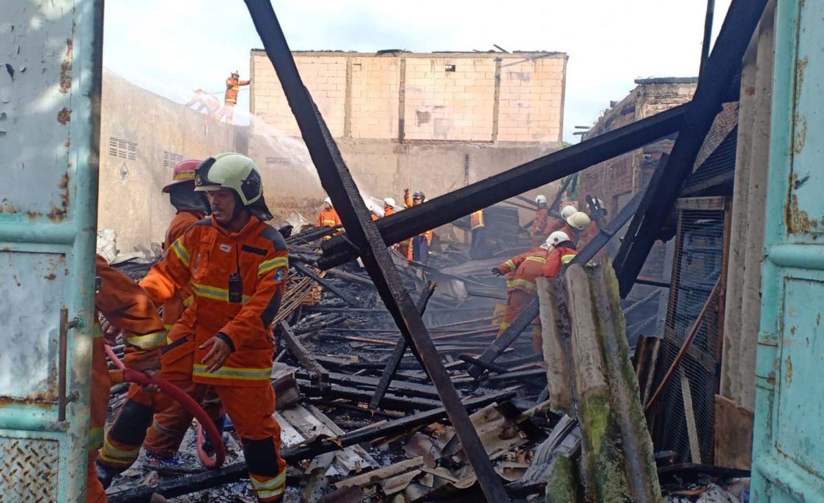 Toko furniture di Surabaya ludes terbakar (Foto-foto: Command Center 112 Surabaya)