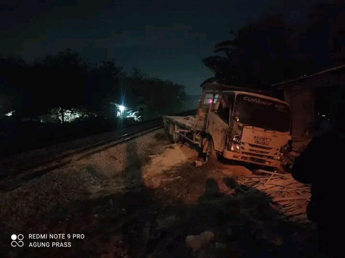 Penampakan truk yang ringsek setelah tertabrak kereta.(Foto: Misbahul Munir/jatimnow.com)
