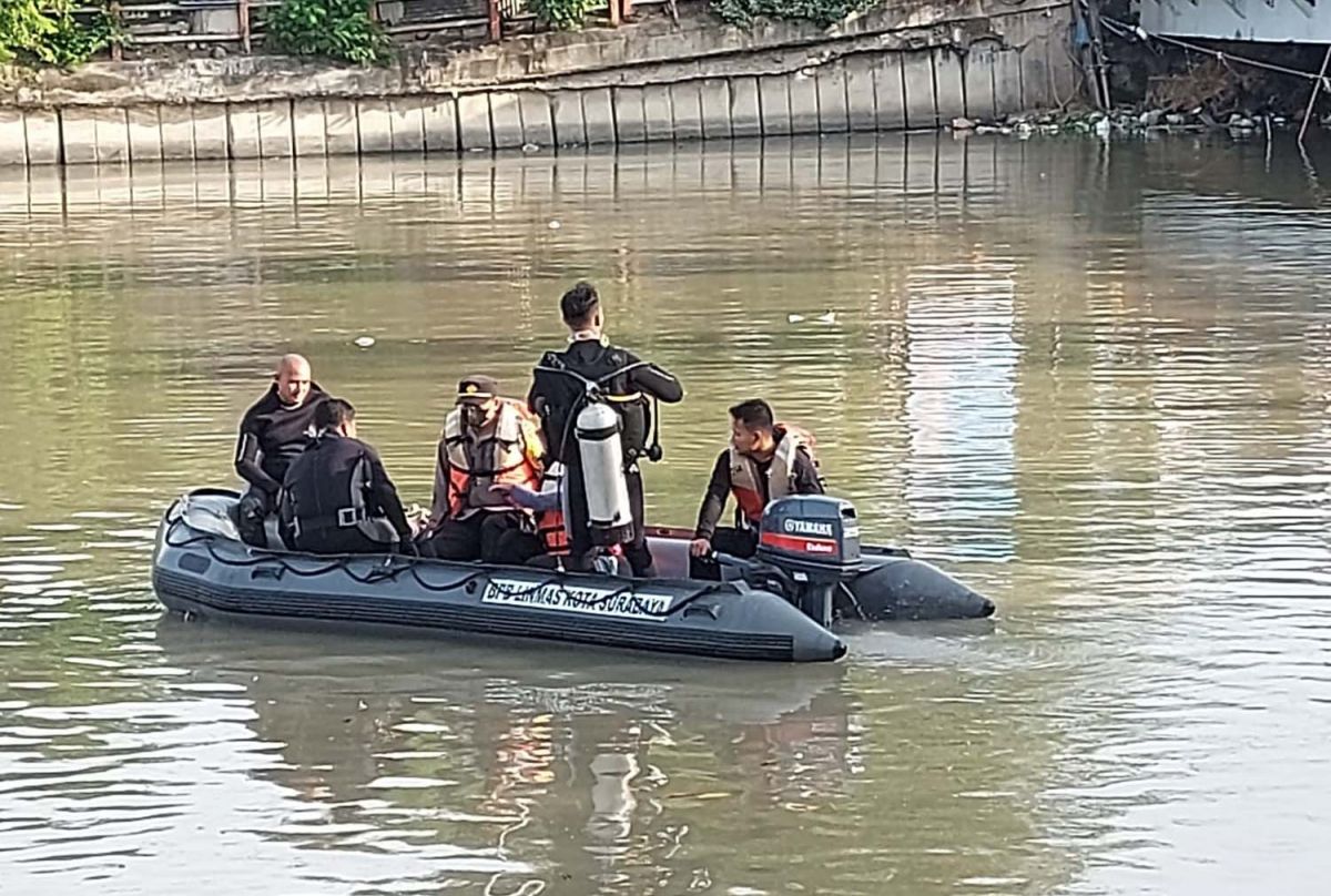Proses pencarian terhadap wanita diduga ceburkan diri ke Sungai Jagir, Surabaya