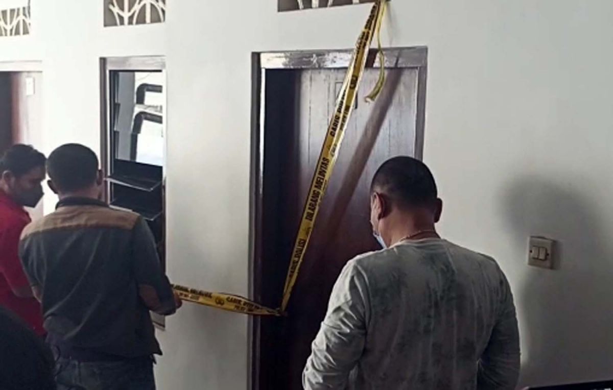 Kamar hotel tempat wanita ditemukan tewas dipasang garis polisi (Foto: Farizal Tito/jatimnow.com)