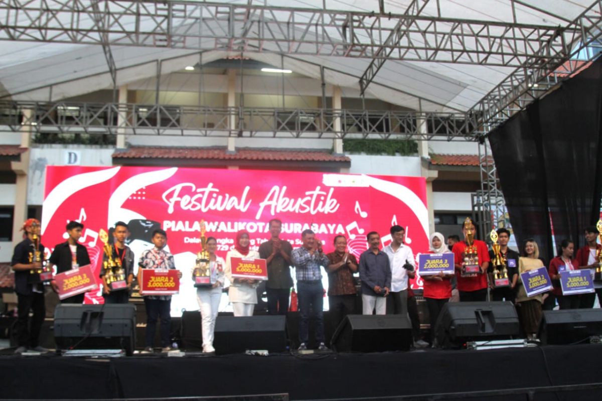 Lomba musik akustik para pelajar dan mahasiswa yang digelar di Untag Surabaya
